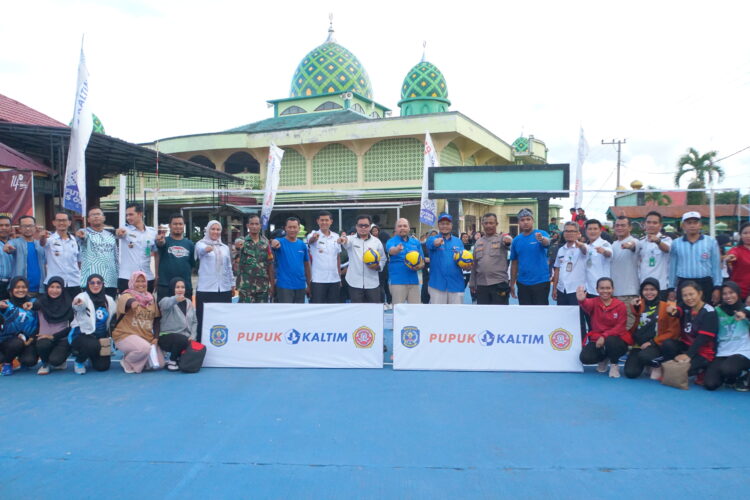 Sambut HUT RI Ke-78, Pupuk Kaltim dan Karang Taruna Loktuan Gelar Turnamen Voli Putri Antar Kelurahan