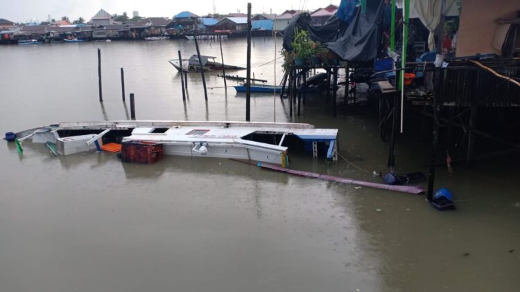 Selambai Diterjang Puting Beliung, Sejumlah Rumah & Kapal Nelayan Rusak