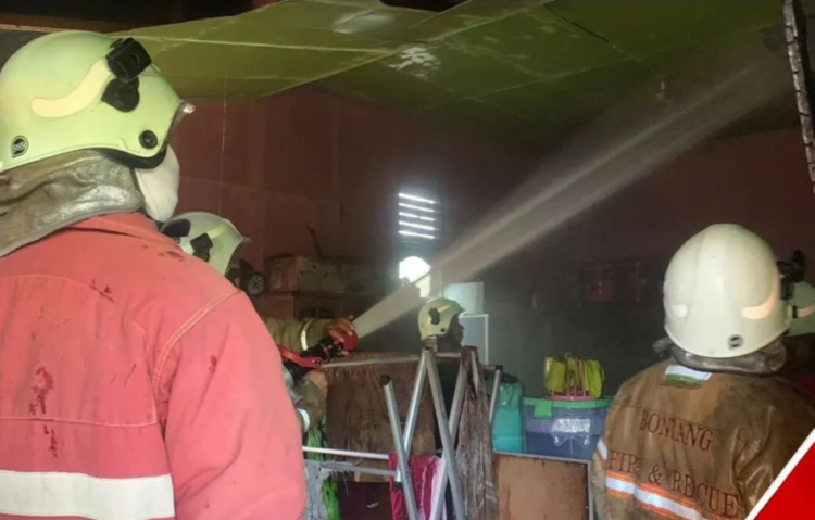 Korsleting Listrik di Mesin Cuci, Plafon Dapur Warga Tanjung Limau Hangus Terbakar