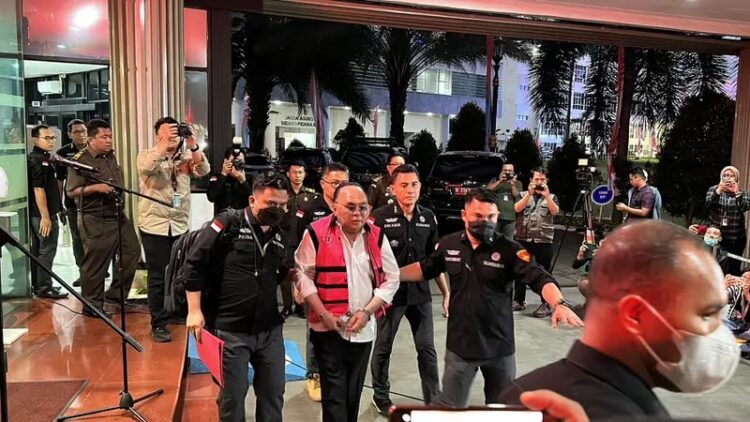 Mantan Bupati Kubar Ismail Thomas Ditahan Kejangung Terkait Kasus Izin Tambang