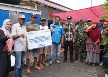 Peduli Korban Puting Beliung Selambai, Pupuk Kaltim Bantu Perbaikan Rumah Warga