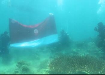 Video, Satpolairud Polres Bontang Kibarkan Bendera Merah Putih di Dasar Laut Muara Badak