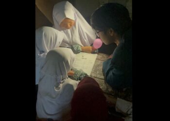 Demi Perubahan, Mahasiswa Undip Semarang Rela Terbang Hingga ke Bontang Melakukan Pengajaran