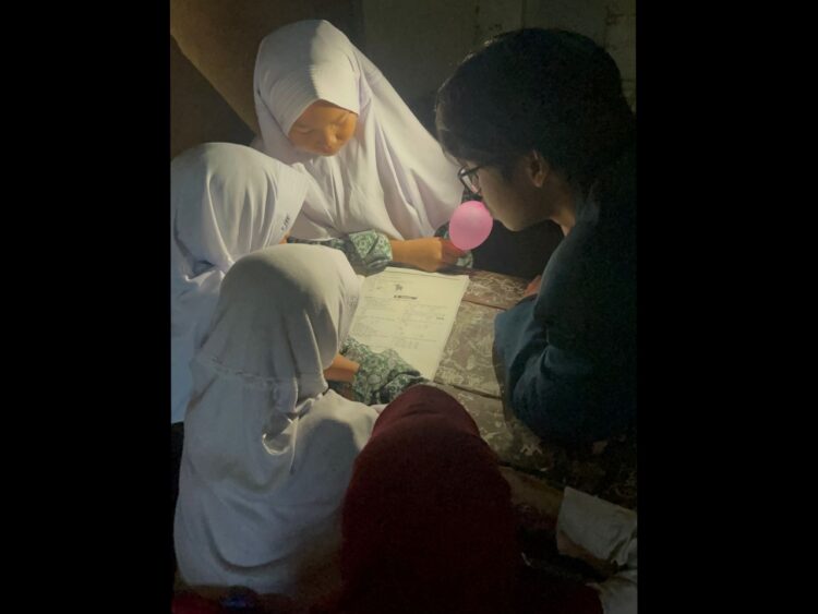 Demi Perubahan, Mahasiswa Undip Semarang Rela Terbang Hingga ke Bontang Melakukan Pengajaran