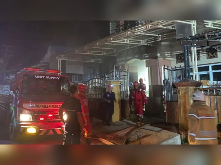 Diduga Akibat Korsleting Listrik, Sofa Ruang Tamu Warga Parikesit Hangus Terbakar