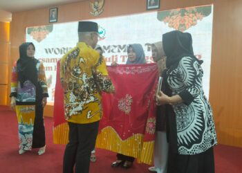 Pembuatan Batik Lokal oleh Persit Kodim 0906/KKR di Tenggarong Diapresiasi Dinas Koperasi dan UMKM Kukar