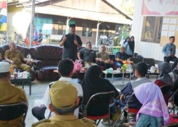 Bupati Kukar Berikan Apresiasi & Bantuan untuk Pengurus RT Desa Genting Tanah