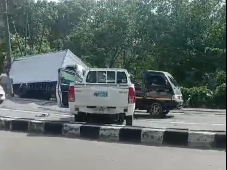 Truk Rem Blong di Jalan Tembus, Mundur Lalu Tabrak Pikap dan Motor