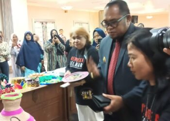 Wabup Kasmidi Bangga Karya Daur Ulang Siswa SDN 004 Sangatta Utara
