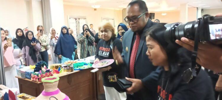 Wabup Kasmidi Bangga Karya Daur Ulang Siswa SDN 004 Sangatta Utara