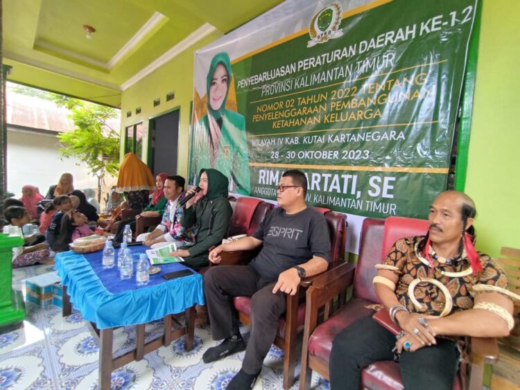 Rima Hartati Gelar Sosialisasi Perda Ketahanan Keluarga di Desa Jembayan Kukar