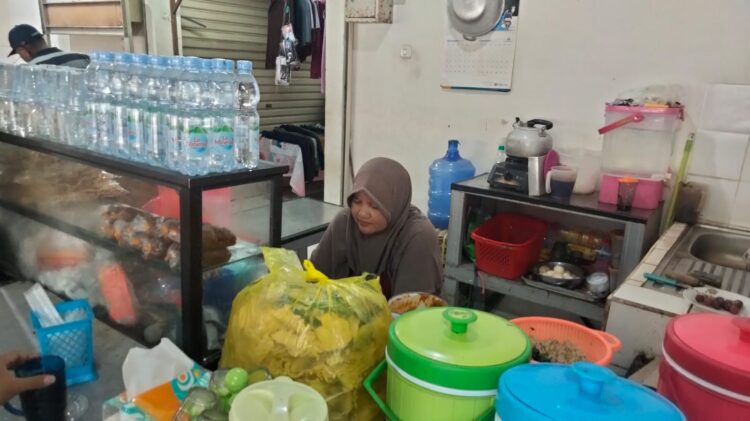 Seporsi Rp 8.000, Nasi Pecel di Pasar Tamrin Ini Pertahankan Resep Tradisi Sejak 1980-an