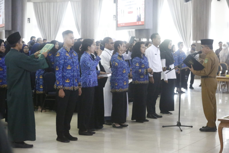 Bupati Kutim Ambil Sumpah 586 ASN dan Serahkan 84 Petikan SK PPPK