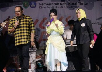 Sukses Digelar, Wakil Bupati Kasmidi Bulang Resmi Tutup Acara Bugis Vagansa di Teluk Pandan