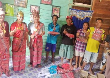 Dukung Pelestarian Budaya, Ketua DPRD Kutim Beri Bantuan 10 Pasang Pakaian Adat Bei Mau Malaka