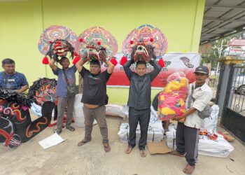 Lestarikan Kebudayaan, Ketua DPRD Kutim Serahkan Bantuan Alat Kesenian Kuda Lumping