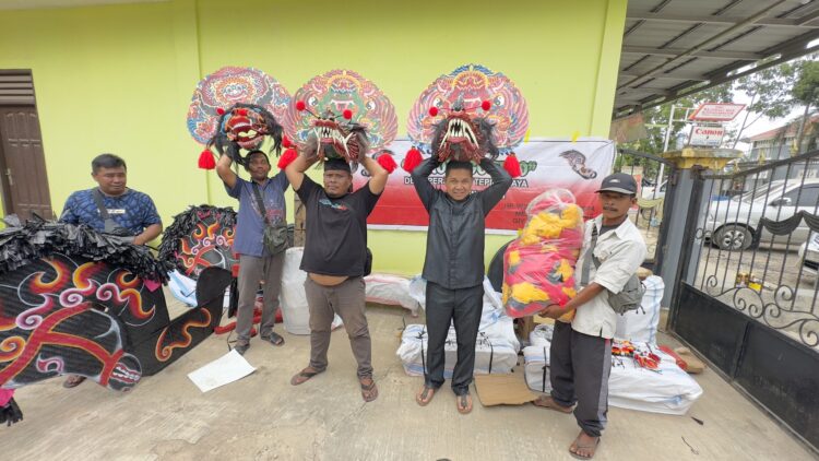 Lestarikan Kebudayaan, Ketua DPRD Kutim Serahkan Bantuan Alat Kesenian Kuda Lumping