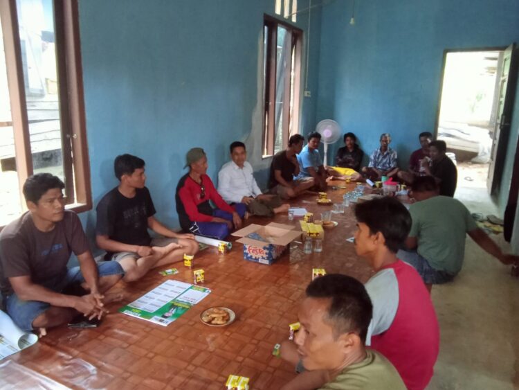 Peduli Petani, Ketua DPRD Kutim Serahkan Bantuan Alat Panen Sawit