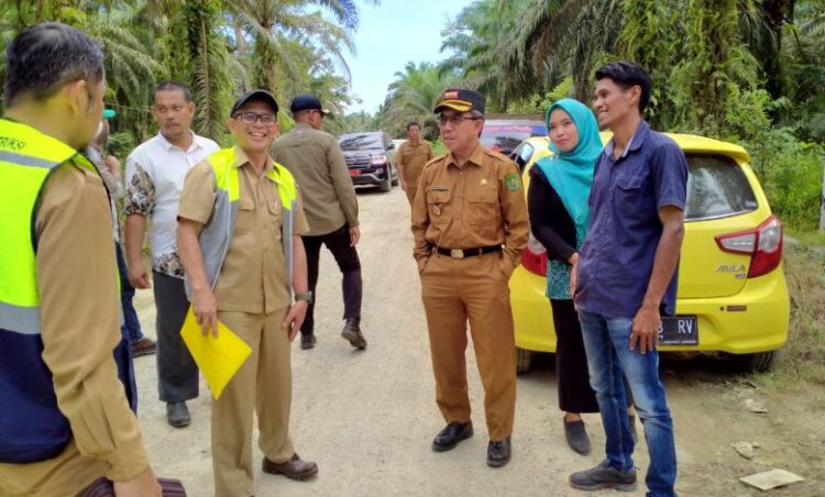 Lihat Langsung, Bupati Ardiansyah Tinjau Proyek Peningkatan Jalan Poros Selangkau Kaliorang