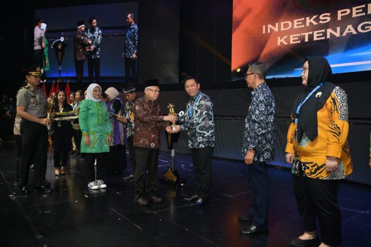 Komitmen Terapkan Pengupahan secara Adil, Pupuk Kaltim Raih Teladan 1 OPBP NAKER Award 2023