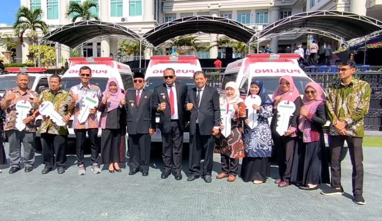 Bupati Kutim Ardiansyah Sulaiman Kembali Serahkan 6 Ambulans untuk Puskesmas