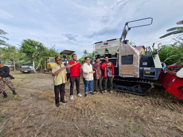 Wakil Bupati Kukar Salurkan Alsinta ke Kelompok Tani di Desa Bukit Raya