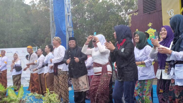 Hadiri Belimbur, Agus Haris Apresiasi Pelestarian Tradisi Adat Kutai