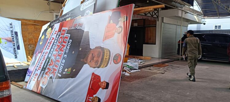 Satpol PP Turunkan Puluhan Baliho Bakal Calon Pilwali Bontang Tak Berizin