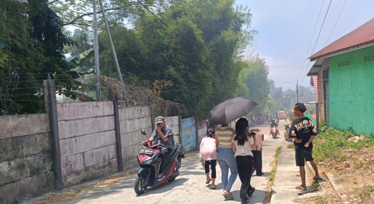 Cuaca Terik, Kepulan Asap Muncul dari Balik ‘Tembok Berlin’ Loktuan