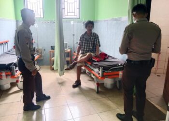 Kerap Buat Onar, Bhabinkamtibmas Kanaan Bujuk ODGJ Periksa Kesehatan