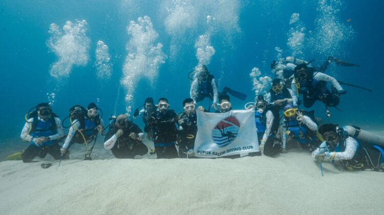 Komitmen Jaga Ekosistem Perairan, Pupuk Kaltim Turunkan Ratusan Media Terumbu & Tukik di Maratua
