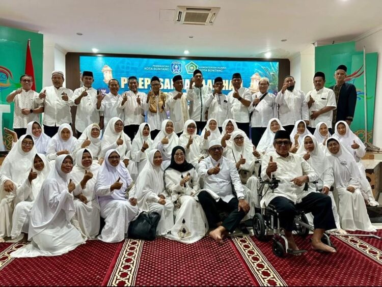 Lepas 152 Jemaah Haji, Wali Kota Basri Doakan Jadi Haji Mabrur