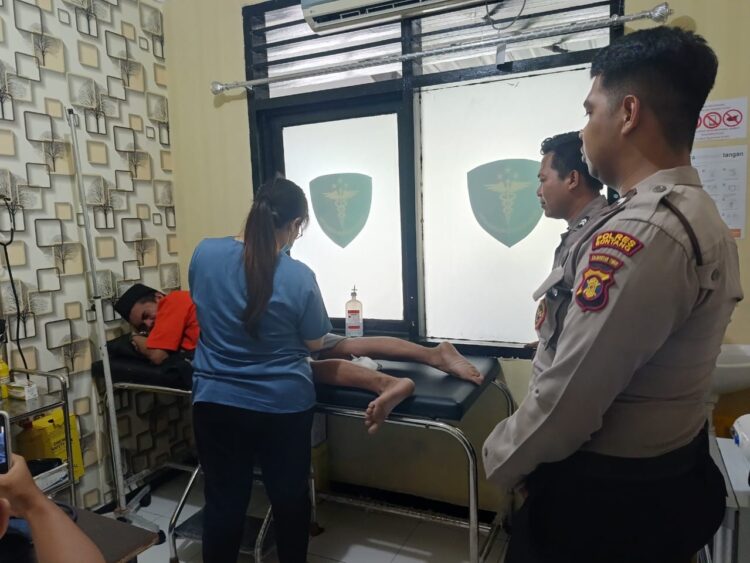 Periksa Kesehatan Tahanan Rutan Polres Bontang, Sidokkes Tangani Keluhan Bisul