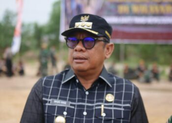 TNI Bangun Badan Jalan di Kampung Timur, Basri Apresiasi Kinerja Satgas TMMD