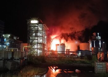 Pabrik CPO PT EUP Terbakar, 3 Jam Damkar Masih Berjibaku Padamkan Api