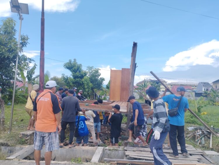 Gotong Royong Warga Asal NTT di Bontang Angkat Rumah untuk Pindah, Alasannya Tak Terduga