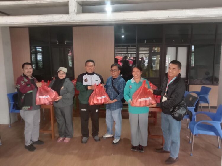 Respon Cepat Banjir Guntung, Pupuk Kaltim Salurkan 500 Paket Makanan Bagi Warga Terdampak