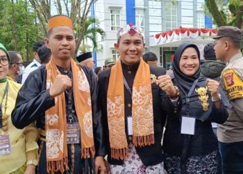 Kenakan Baju Adat Bugis dan Jawa, Sutomo – Nasrullah Resmi Daftar ke KPU