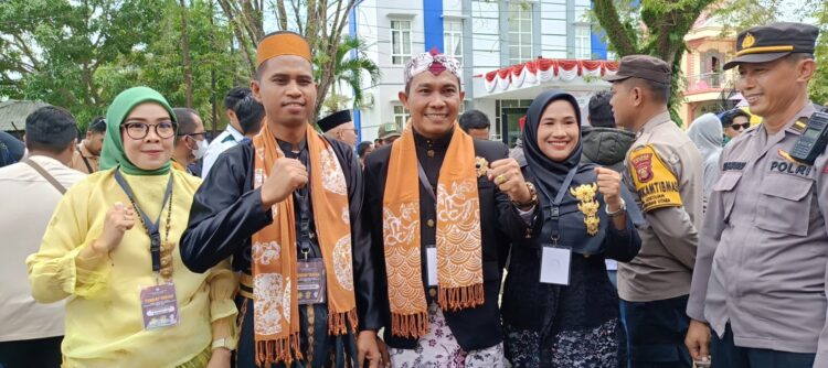 Kenakan Baju Adat Bugis dan Jawa, Sutomo – Nasrullah Resmi Daftar ke KPU