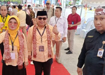 Kenakan Kemeja Kotak Kuning, ‘Berbenah’ Resmi jadi Pasangan Pertama yang Daftar Pilwali
