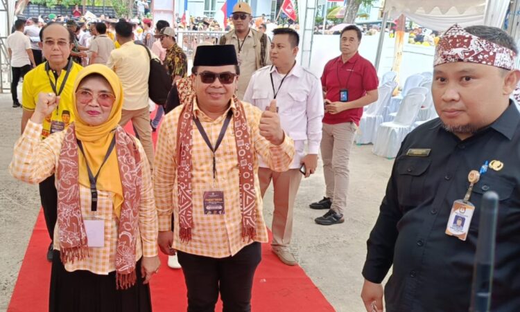 Kenakan Kemeja Kotak Kuning, ‘Berbenah’ Resmi jadi Pasangan Pertama yang Daftar Pilwali