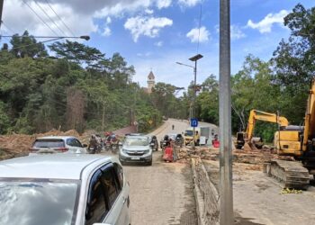 Heboh Dua Truk Full Muatan Terperosok di Proyek Jalan Tembus