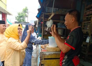 Neni-Agus Blusukan di Pasar Telihan, Bagikan Brosur dan Sosialisasi Program