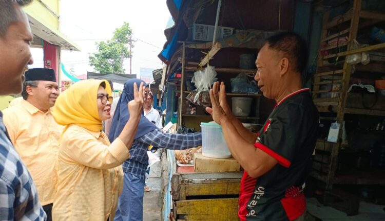 Neni-Agus Blusukan di Pasar Telihan, Bagikan Brosur dan Sosialisasi Program