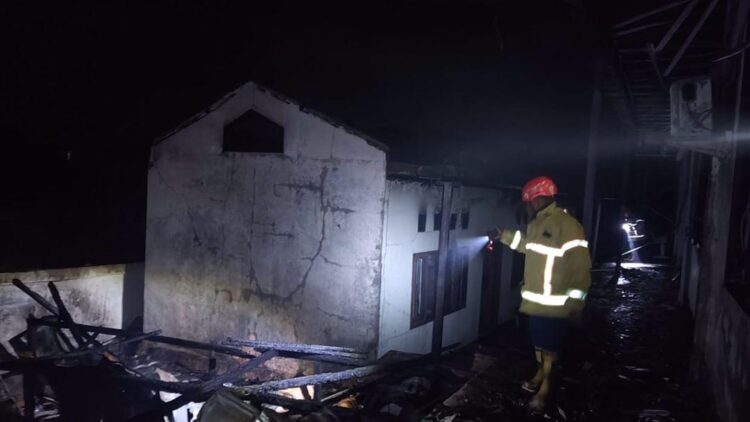 Diduga Korsleting, 9 Bangunan Belakang SDN 002 Bontang Barat Hangus Terbakar