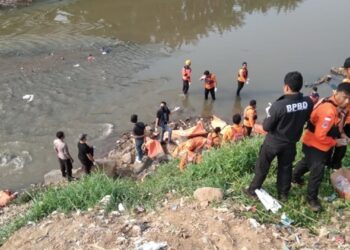 Warga Digegerkan 7 Jenazah Ditemukan Mengapung di Kali Bekasi