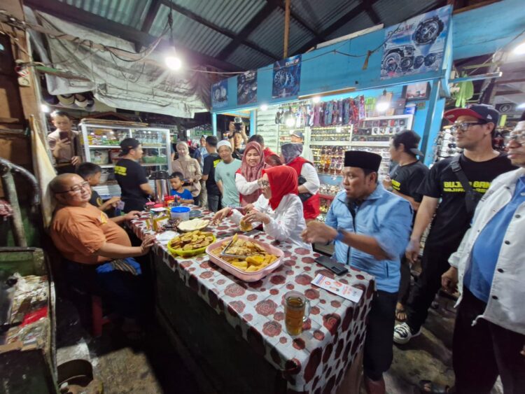 Penuh Keakraban, Najirah-Aswar Berdialog dengan Masyarakat di Pasar Malam Berbas