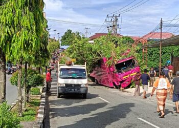 Diduga Lupa Tarik Rem Tangan, Truk Muatan Beras Meluncur Sendiri di Loktuan