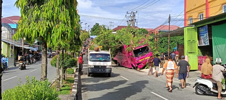 Diduga Lupa Tarik Rem Tangan, Truk Muatan Beras Meluncur Sendiri di Loktuan