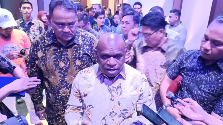 Soal Kasus Penyerangan Warga Muara Kate, Pigai Persilahkan Lapor Komnas HAM